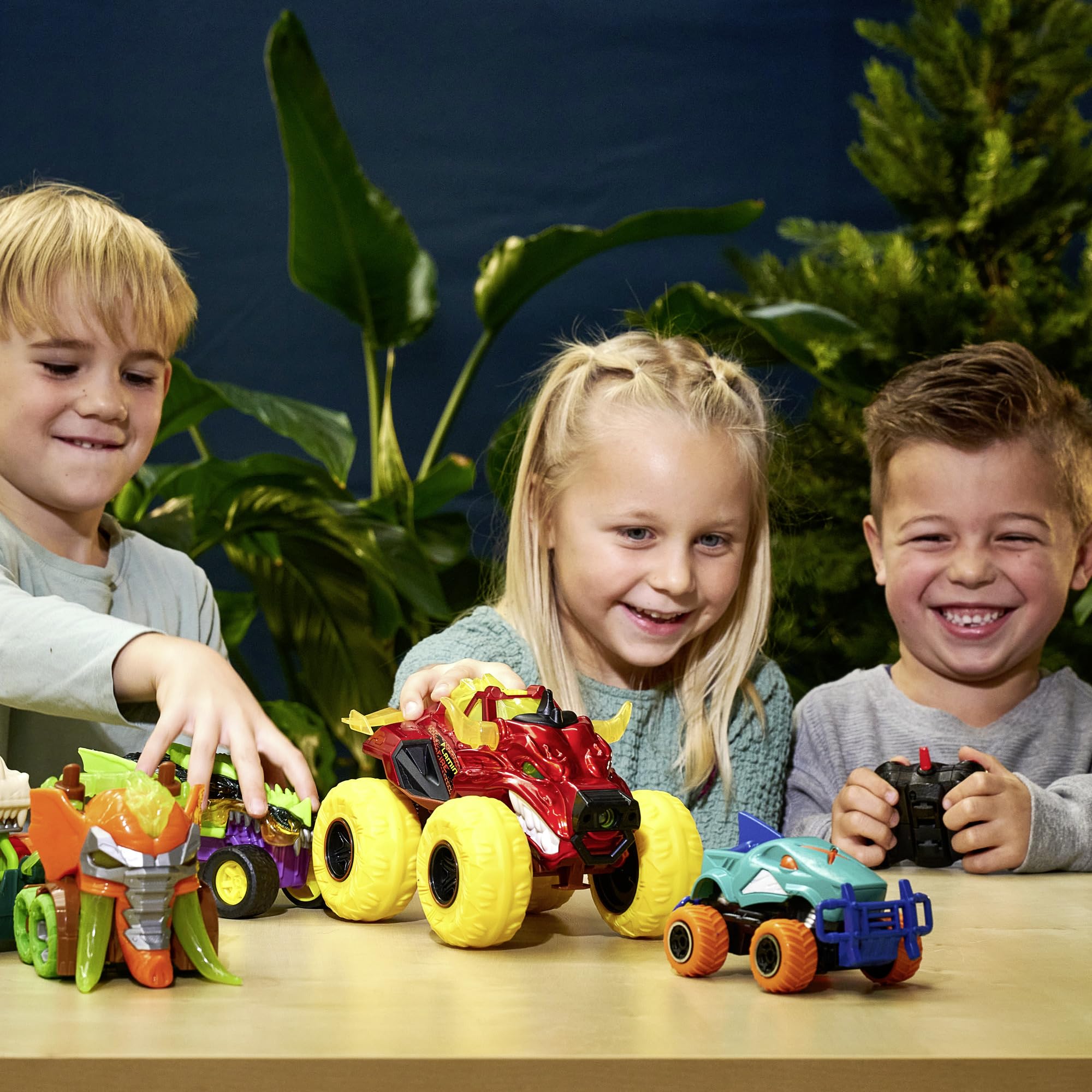 dickie-go-crazy-monster-shark-rc-monstertruck-14cm image 5