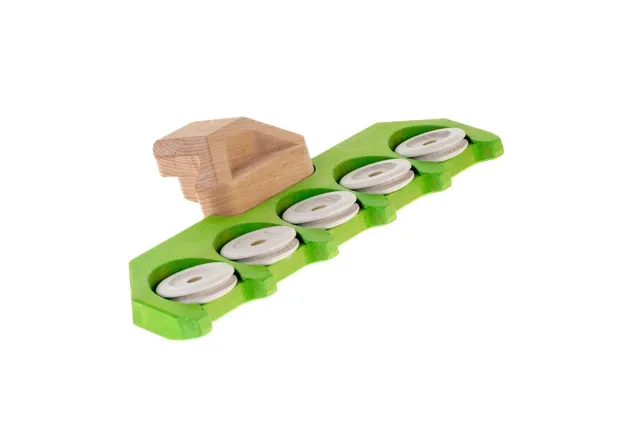 dynamiko-maiserntevorsatz-gr-n-holztraktor-zubeh-r-aus-holz image 1