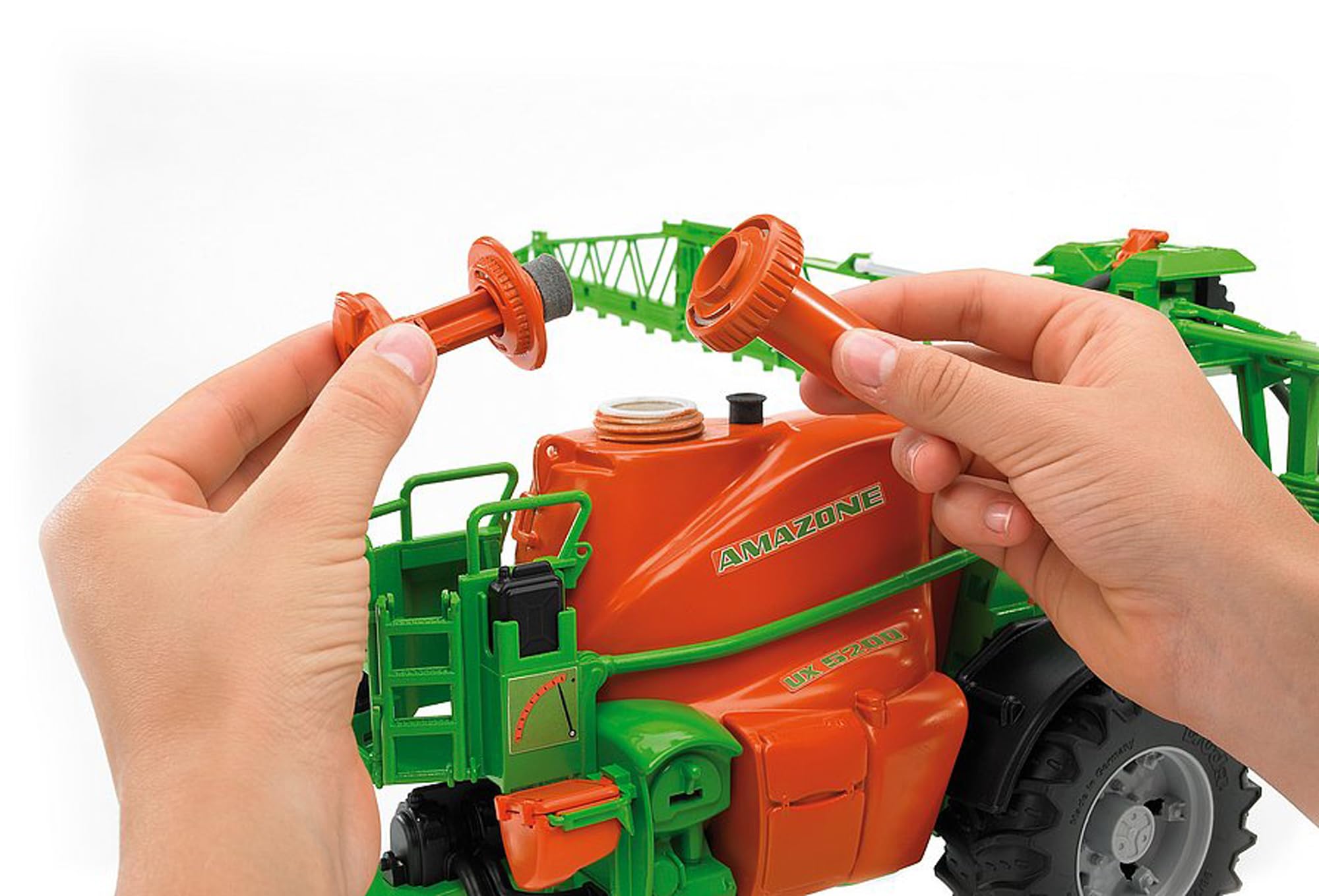 bruder-profi-02207-amazone-feldspritze-ux-5200-1-16 image 5