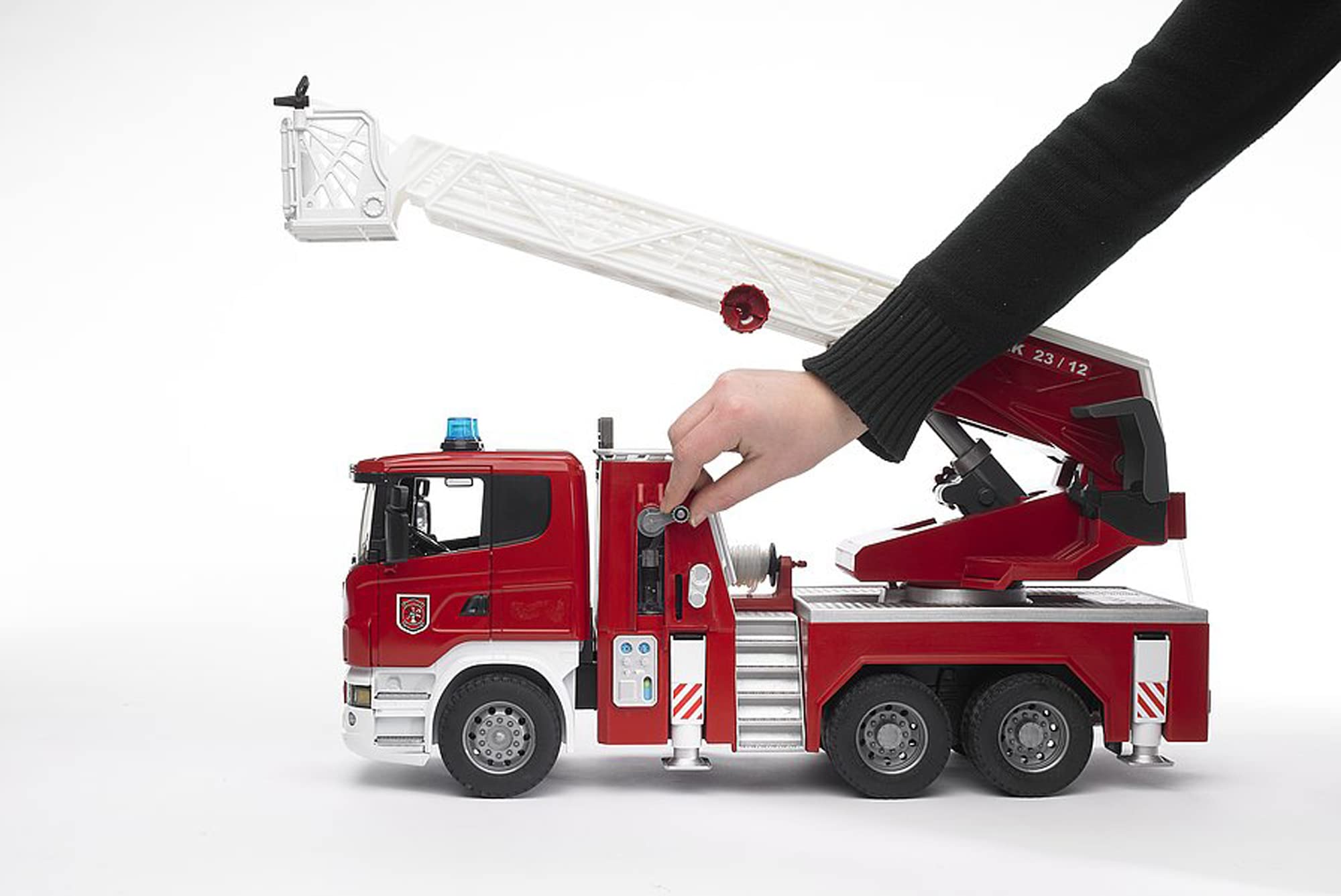 bruder-profi-03590-scania-feuerwehrleiterwagen-1-16-sound-licht image 2